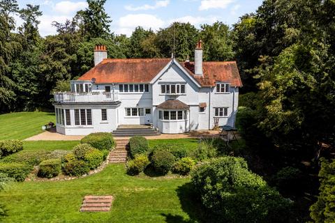 5 bed property, in Harpsden Bottom, £2,950,000
