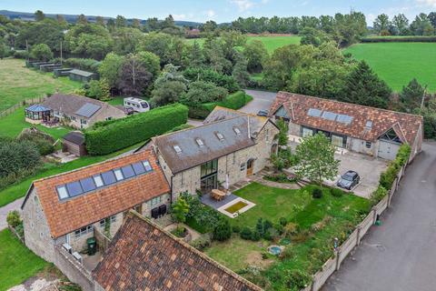 5 bed property, in Thornhill, £995,000