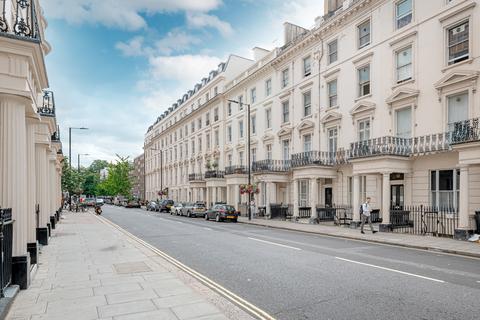 1 bed property, in Gloucester Terrace, £355,000
