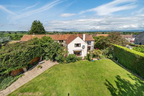 5 bed property, in Main Street, £695,000