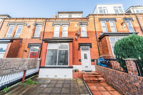 6 bed property, in Brudenell Avenue, £318,000