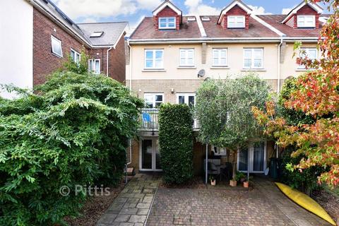 5 bed property, in Fife Court, £400,000