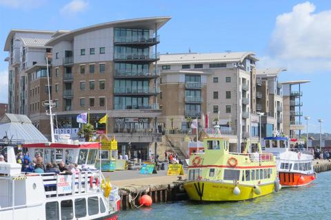2 bed property, in Dolphin Quays, £220,000