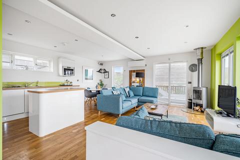 3 bed property, in The Residence, £290,000
