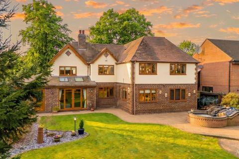 5 bed property, in Wraydene In Bonehill, £850,000