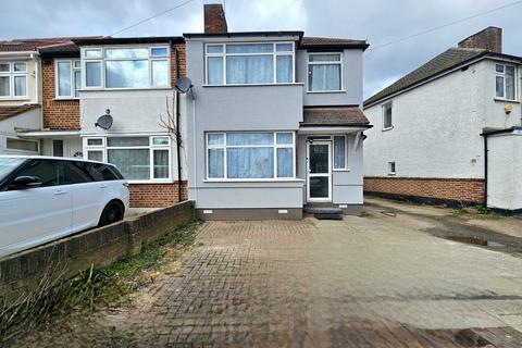 3 bed property, in Hadley Gardens, £650,000