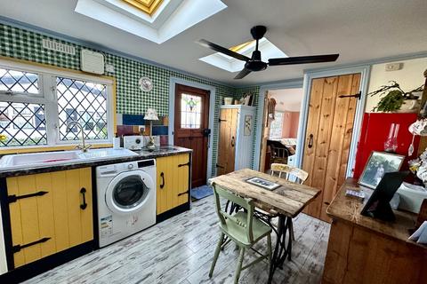 3 bed property, in North End, £185,000