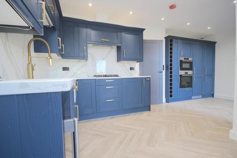 1 bed property, in Oakwood Apartments, £300,000