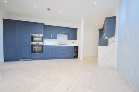 2 bed property, in Oakwood Apartments, £400,000