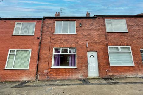 2 bed property, in Brook Street North, £115,000