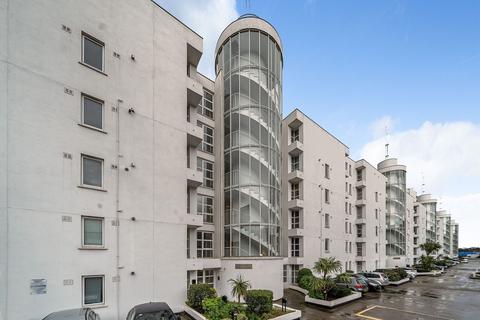 1 bed property, in Barrier Point Road, £270,000