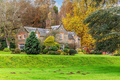 3 bed property, in Albury Park, £675,000