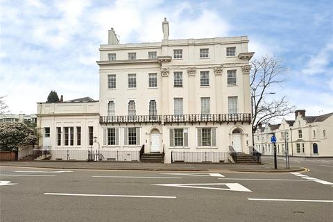2 bed property, in Kenilworth Road, £237,500