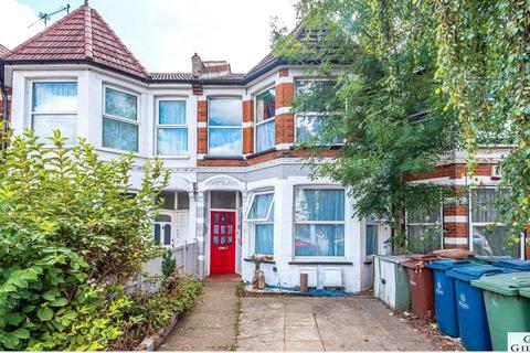 3 bed property, in Pinner Road, £325,000
