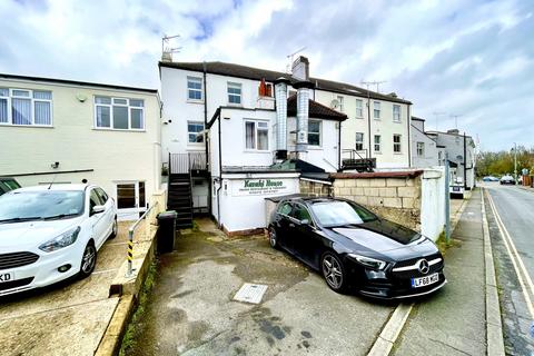 3 bed property, in The Crescent, £299,999