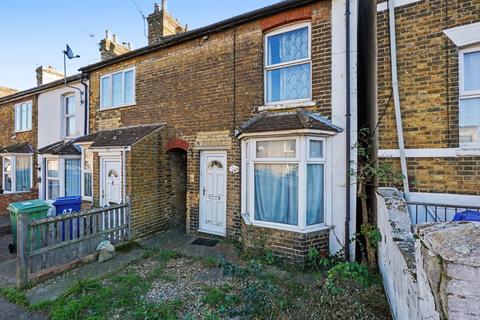 2 bed property, in Cowper Road, £175,000