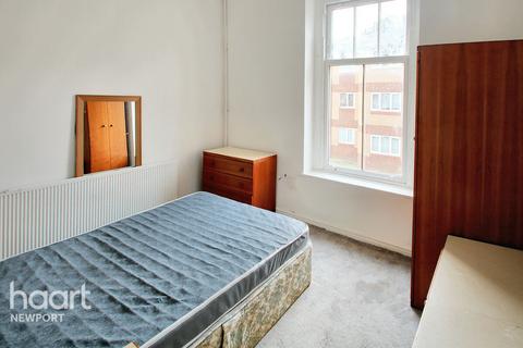 2 bed property, in Commercial Road, £75,000