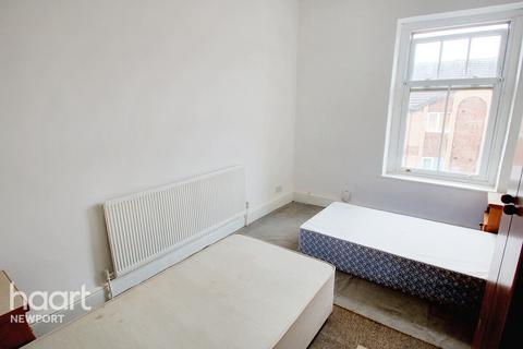 1 bed property, in Commercial Road, £70,000