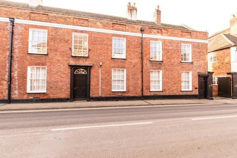 2 bed property, in Beatrice Court, £300,000