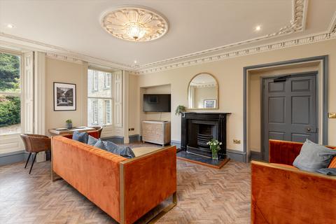 1 bed property, in 1 bedroom apartment for sale, £290,000