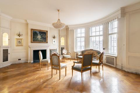 4 bed property, in Park Street, £7,750,000