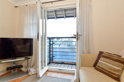 2 bed property, in Horsebridge Road, £160,000