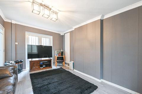 4 bed property, in Crescent Way, £640,000