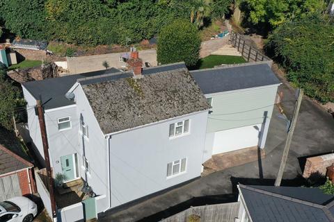 5 bed property, in Chapel Street, £445,000