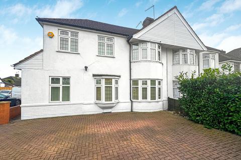 6 bed property, in Hanworth Road, £825,000