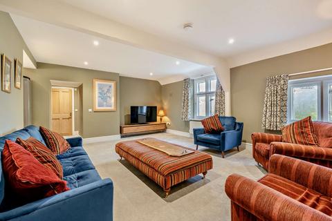 1 bed property, in High Street, £200,000