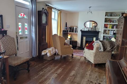 3 bed property, in High Street, £170,000