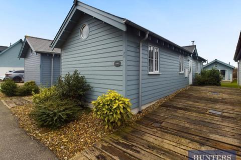 2 bed property, in Calvert Croft, £160,000