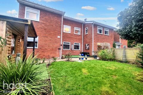 3 bed property, in Frythe Close, £210,000