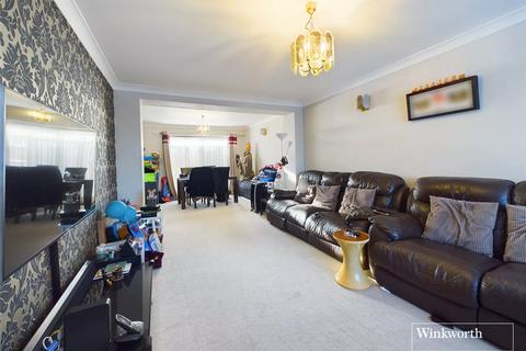 2 bed property, in Elthorne Road, £595,000