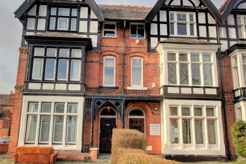 1 bed property, in Narborough Road, £95,000