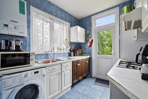 3 bed property, in Village Way, £600,000