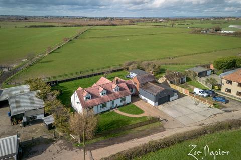 5 bed property, in Burnham on Crouch, £750,000