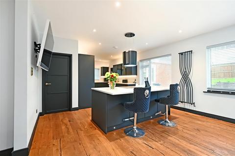 5 bed property, in Ochiltree Road, £600,000