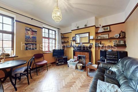 2 bed property, in The Market Place NW11, £300,000
