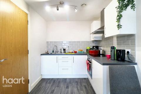 1 bed property, in Skinner Lane, £125,000