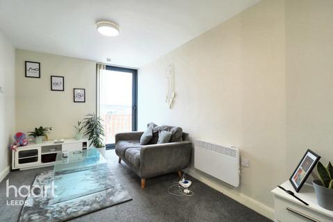1 bed property, in Skinner Lane, £125,000