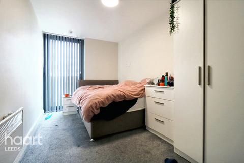 1 bed property, in Skinner Lane, £125,000