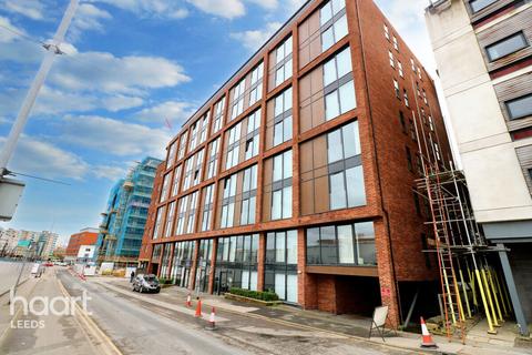 1 bed property, in Skinner Lane, £125,000