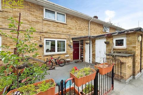 2 bed property, in Manitoba Road, £155,000
