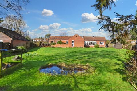 6 bed property, in Long Lane, £585,000
