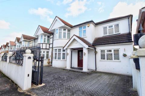 5 bed property, in Boxmoor Road, £875,000