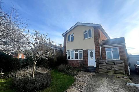 5 bed property, in Pyesand, £390,000