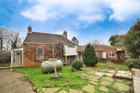 3 bed property, in Boston Road, £340,000