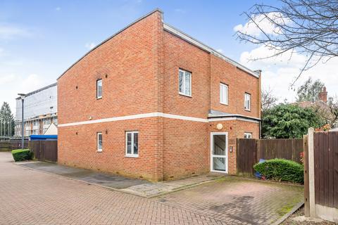 1 bed property, in Phoenix Court, £200,000