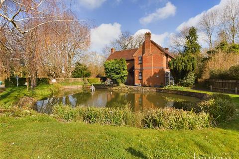 2 bed property, in Farm View Drive, £110,000